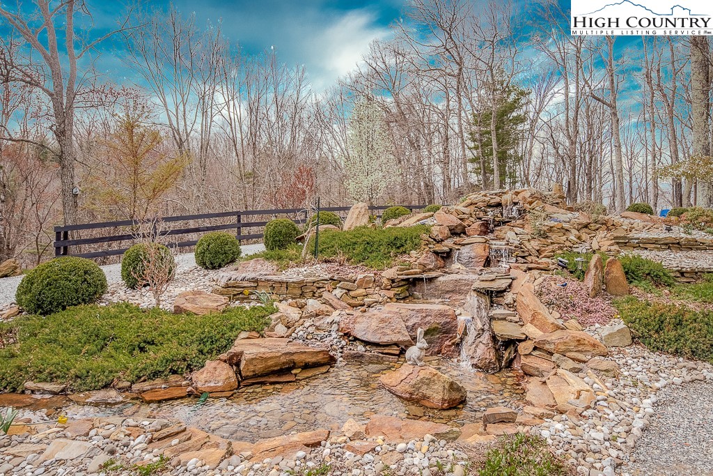 909 Daisy Ridge Road Banner Elk, NC 28604 - Photo 21 of 47 a backyard of a house with lots of green space