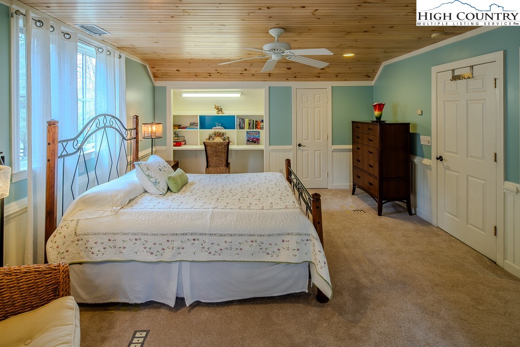 909 Daisy Ridge Road Banner Elk, NC 28604 - Photo 31 of 47 a living room with furniture and flat screen tv
