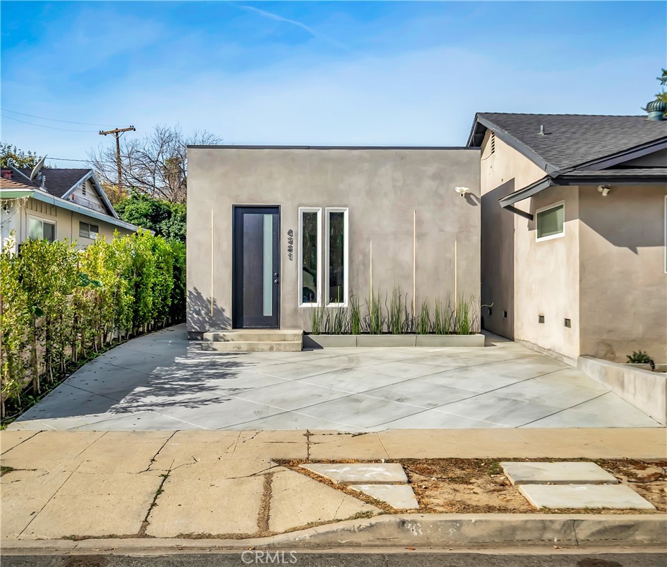 6721 Rhea Reseda, CA 91335 - Photo 21 of 22 a view of a house with a patio