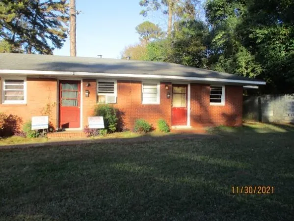 a front view of house with yard