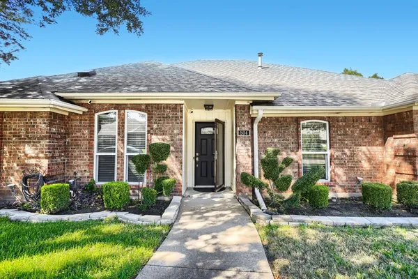 $345,000 | 504 Wisterglen Drive, DeSoto, TX 75115