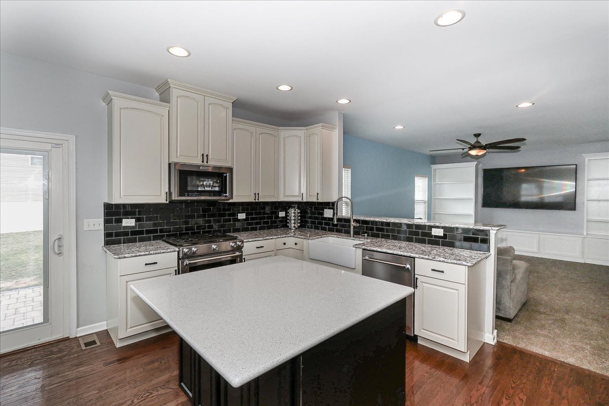 16602 Lewood Drive Plainfield, IL 60586 - Photo 7 of 43