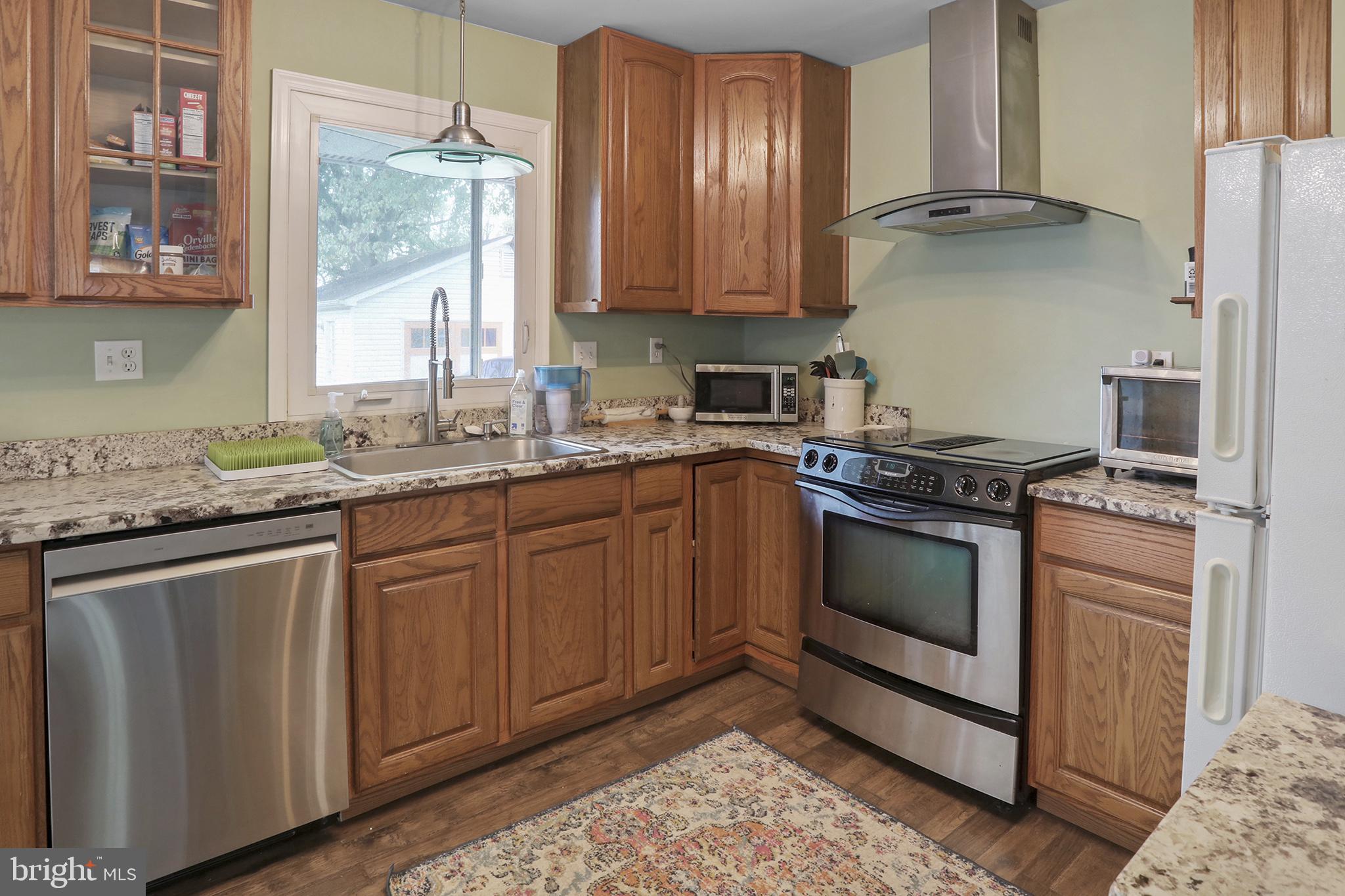 402 Williamsburg Road Sterling, VA 20164 - Photo 14 of 28 Kitchen with lots of counter space