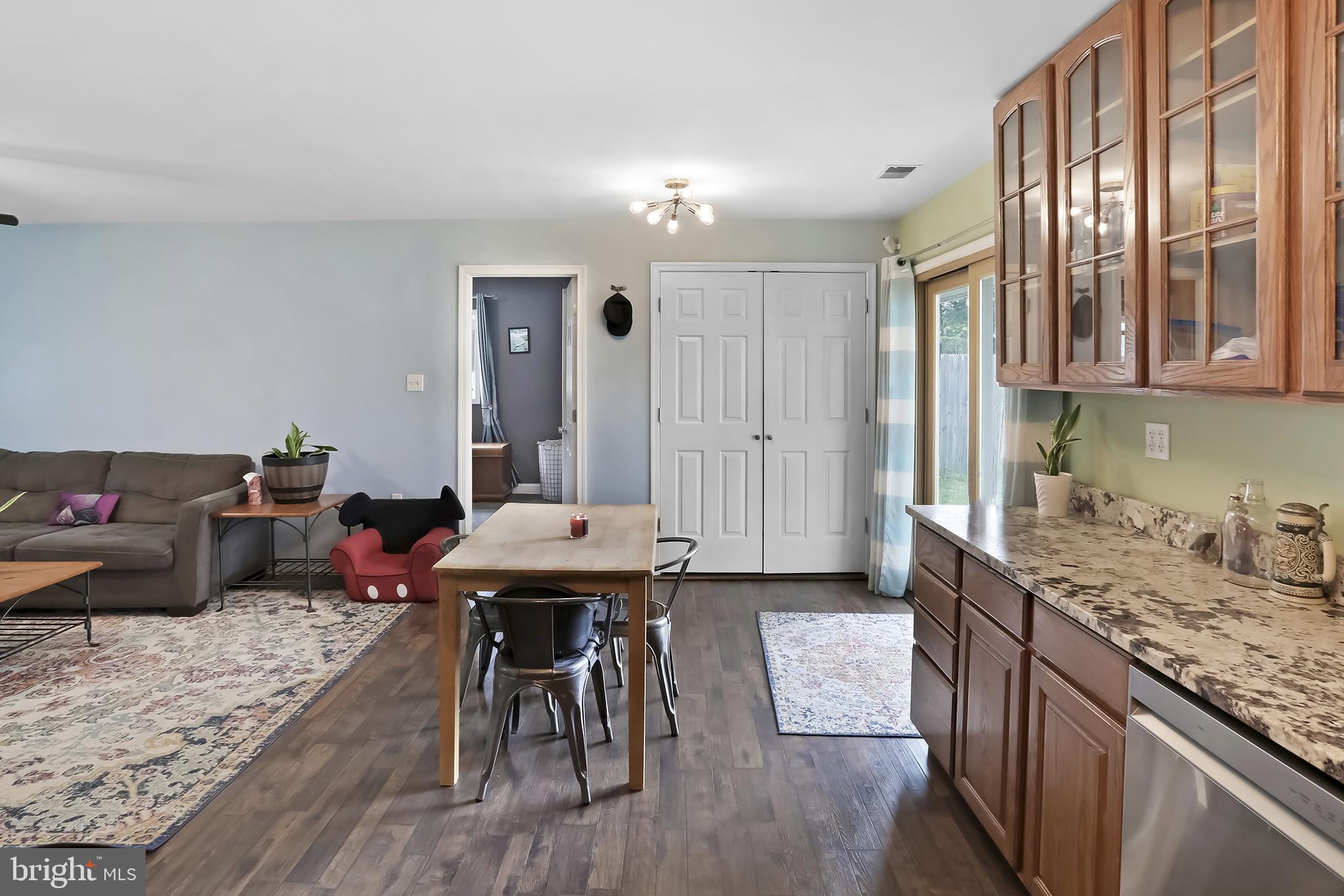 402 Williamsburg Road Sterling, VA 20164 - Photo 17 of 28 Space for a table.