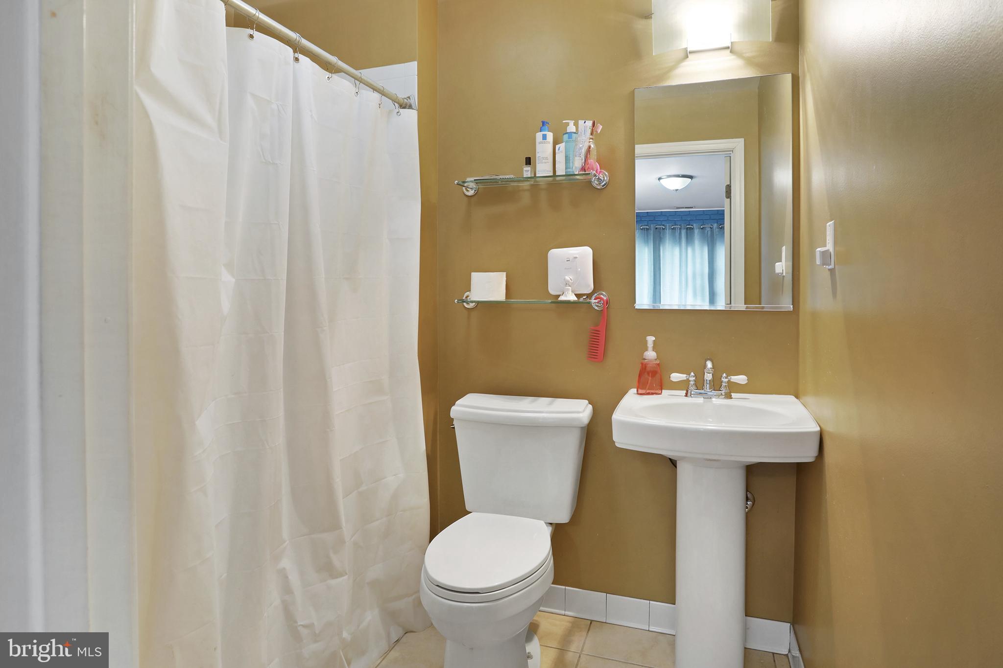 402 Williamsburg Road Sterling, VA 20164 - Photo 21 of 28 Primary Bathoom