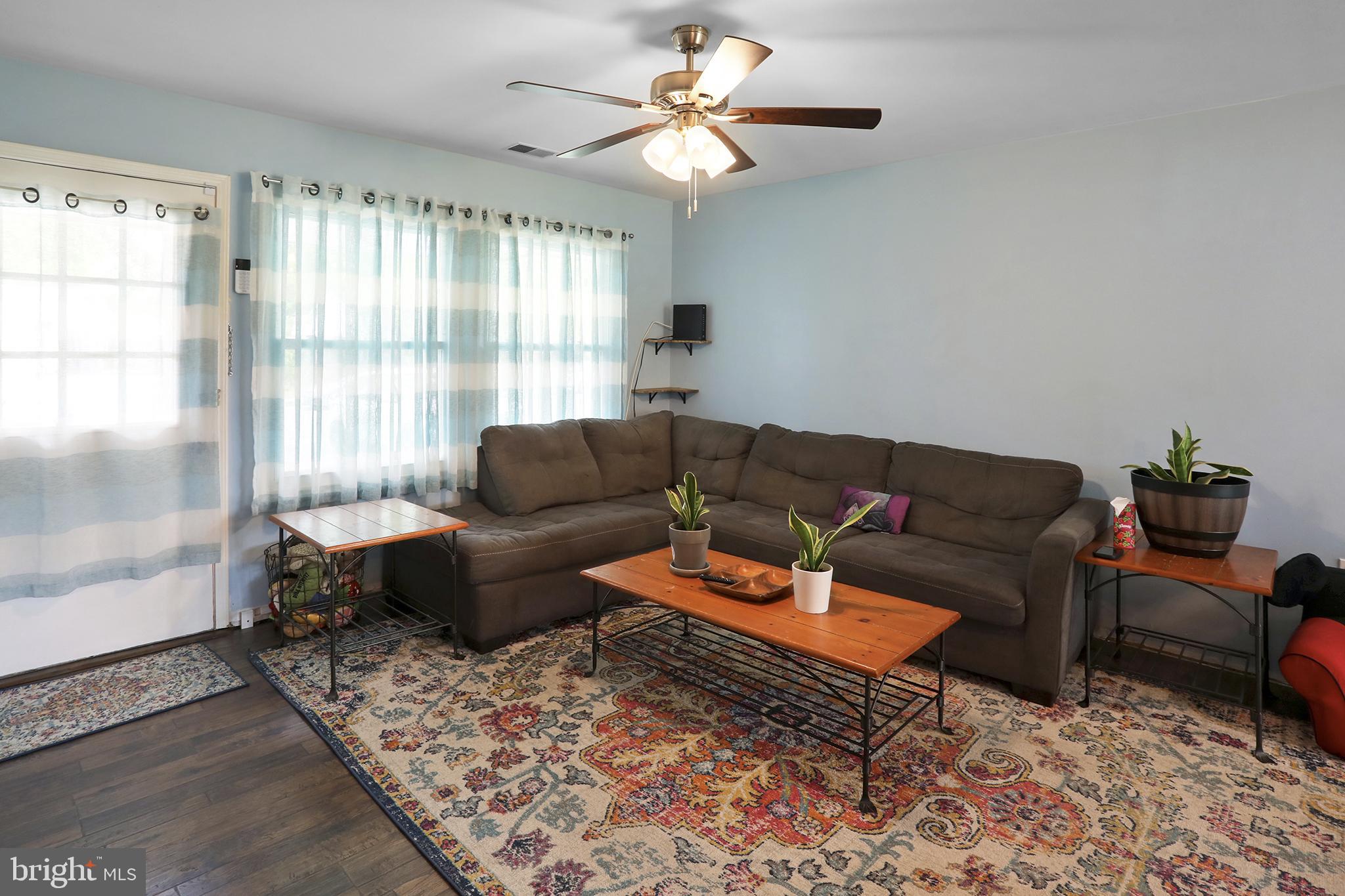402 Williamsburg Road Sterling, VA 20164 - Photo 10 of 28 Living room