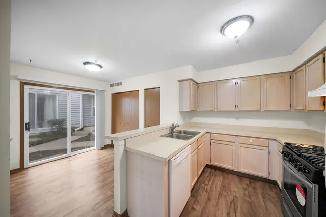 $290,000 | 1429 Orleans Drive, Unit 1429, Mundelein, IL 60060