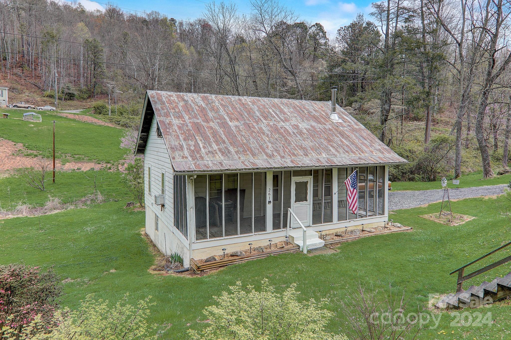 261 Russell Cove Road Waynesville, NC 28785 - Photo 5 of 46 Gallery Image 5