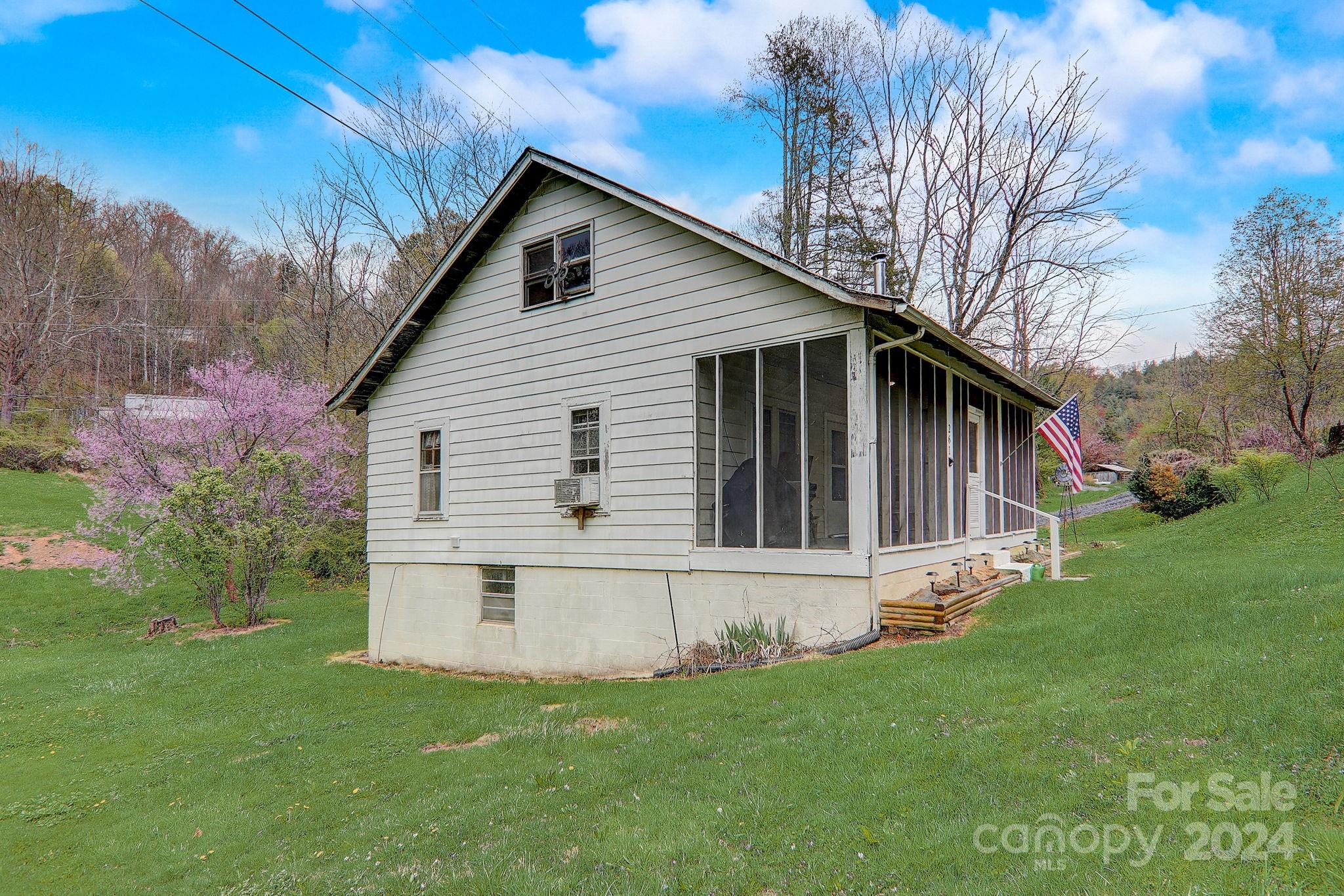 261 Russell Cove Road Waynesville, NC 28785 - Photo 6 of 46 Gallery Image 6