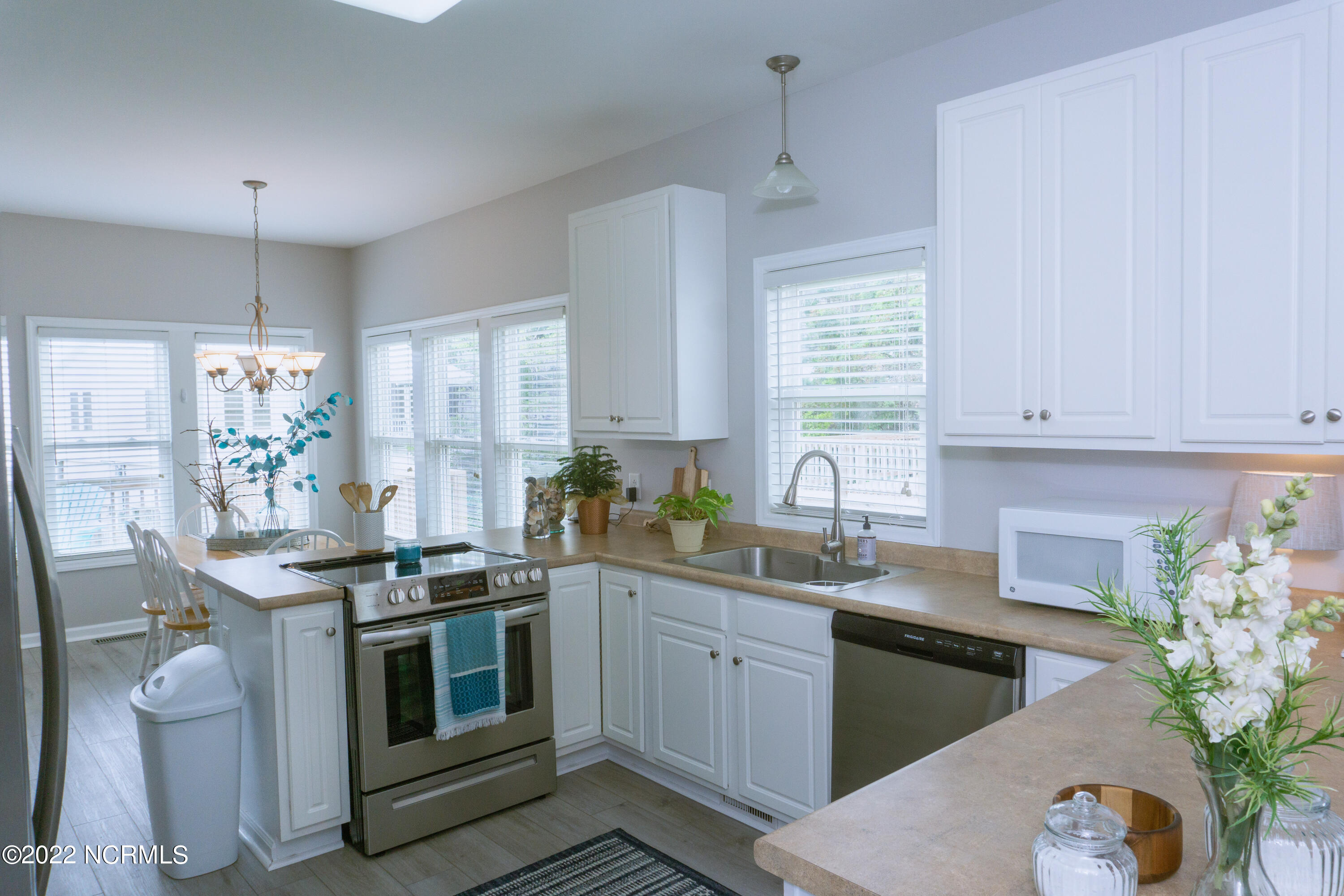 408 East Fort Macon Road, Unit B Atlantic Beach, NC 28512 - Photo 6 of 28 Kitchen/Dining Combo