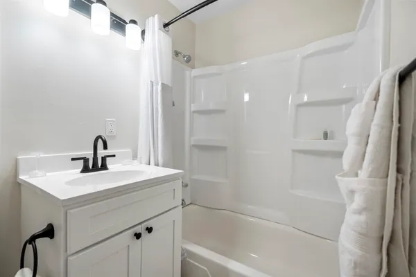 $1,325 | 1601 North Randall Avenue, Unit 8, Janesville, WI 53545