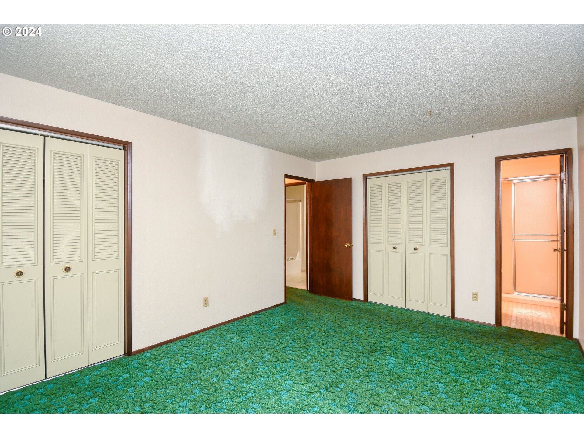 1209 Zeta Court Pendleton, OR 97801 - Photo 16 of 48 a view of an empty room with closet and a window