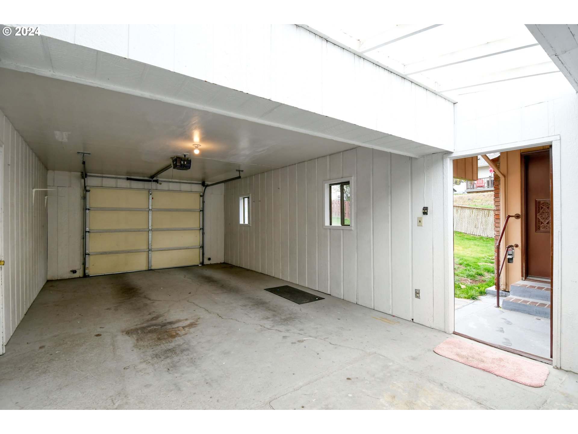 1209 Zeta Court Pendleton, OR 97801 - Photo 22 of 48 a view of a big room with closet and windows