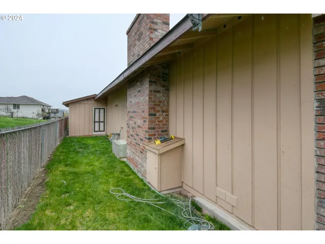 a view of a yard in front of house