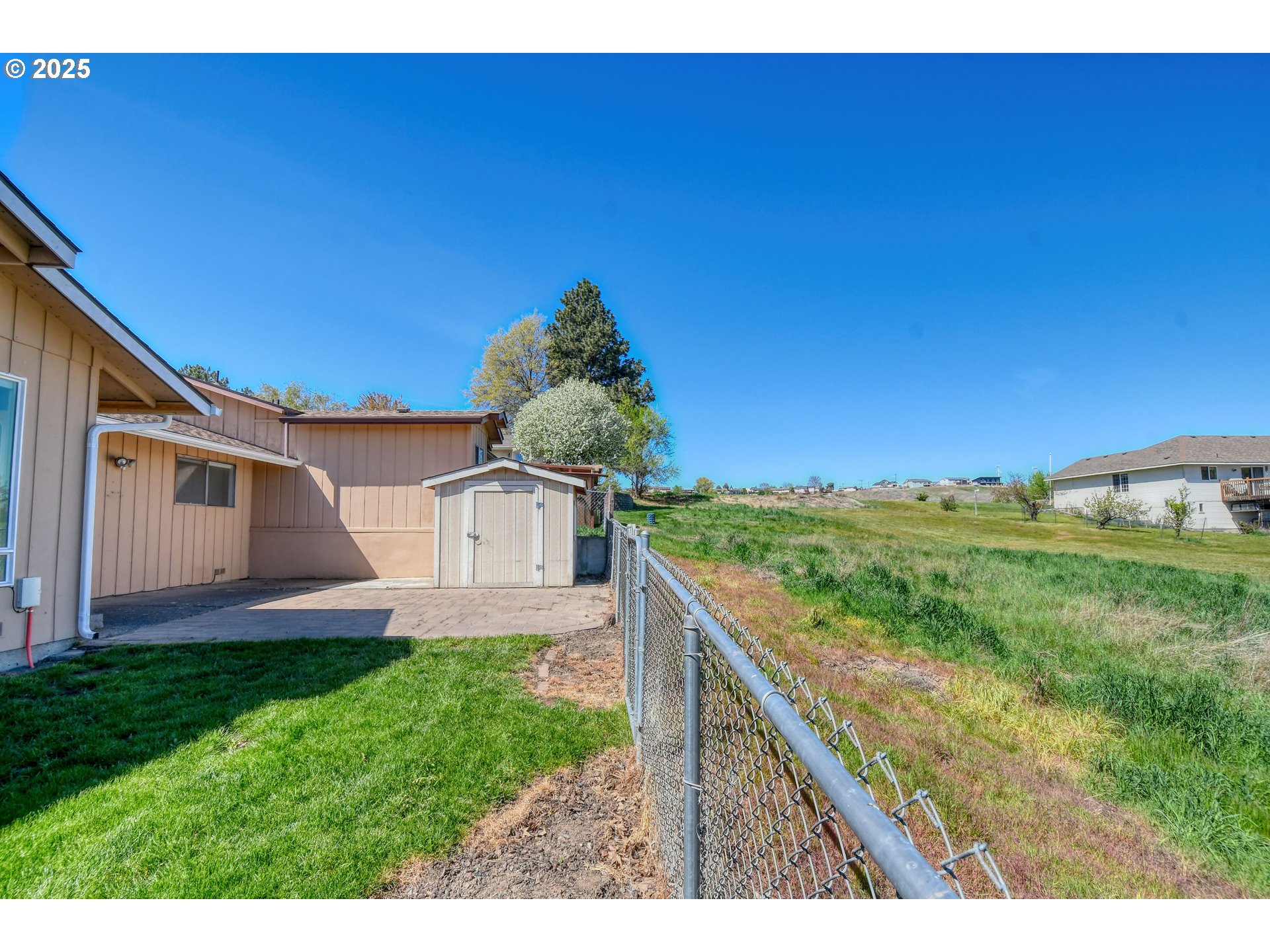 1209 Zeta Court Pendleton, OR 97801 - Photo 46 of 48 a view of a backyard with plants and brick wall
