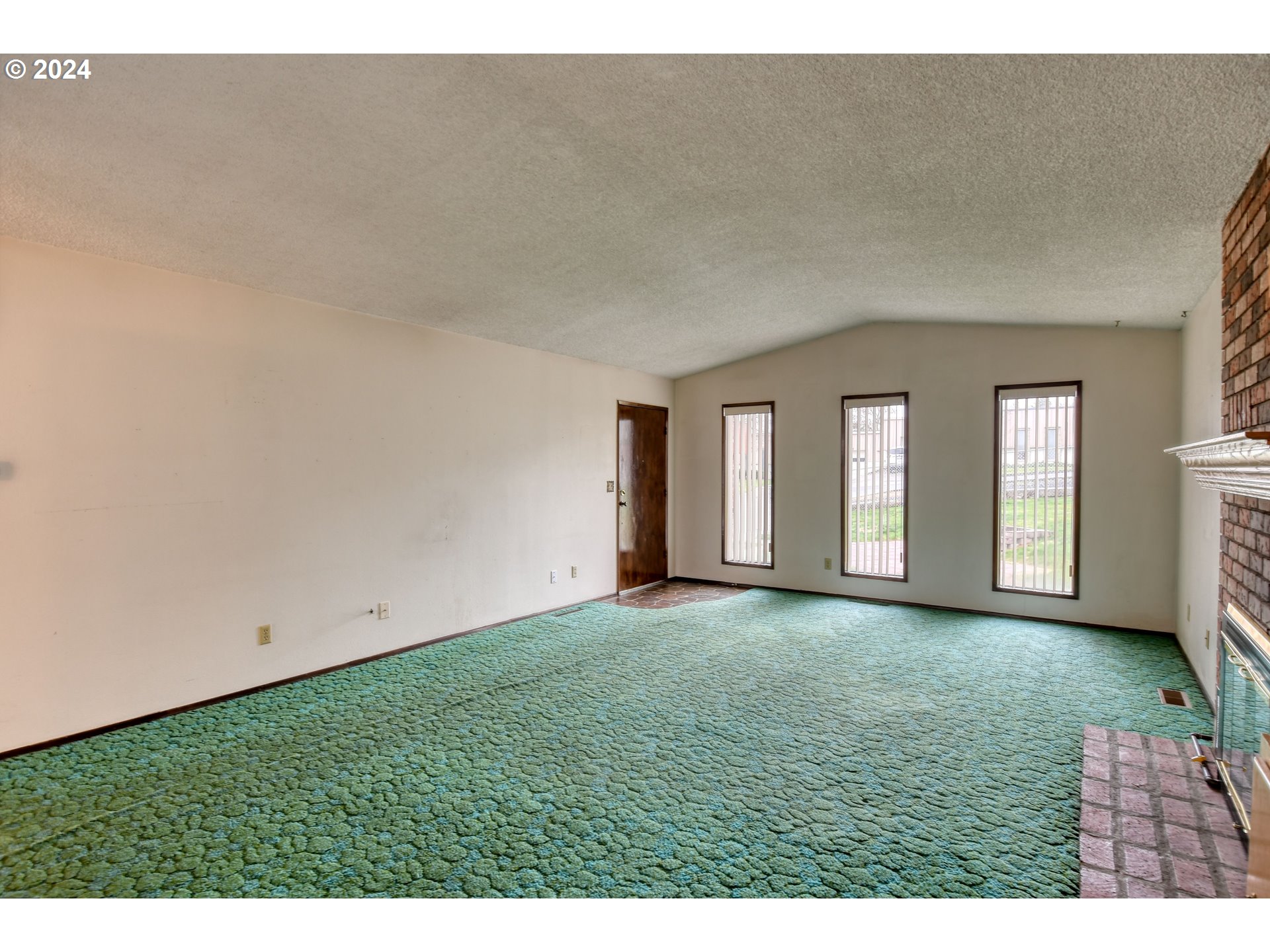 1209 Zeta Court Pendleton, OR 97801 - Photo 8 of 48 a view of an empty room with window