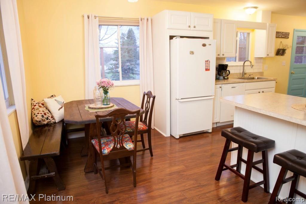 240 Wallace Way Howell, MI 48843 - Photo 7 of 20 240 Wallace Kitchen 2 (2).jpg