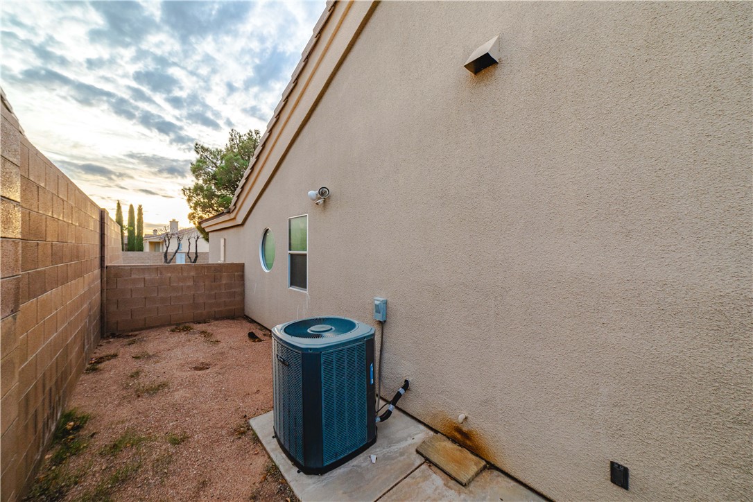 3374 Roma Road Kingman, AZ 86401 - Photo 62 of 64 View of side of property featuring stucco siding and a cooling unit