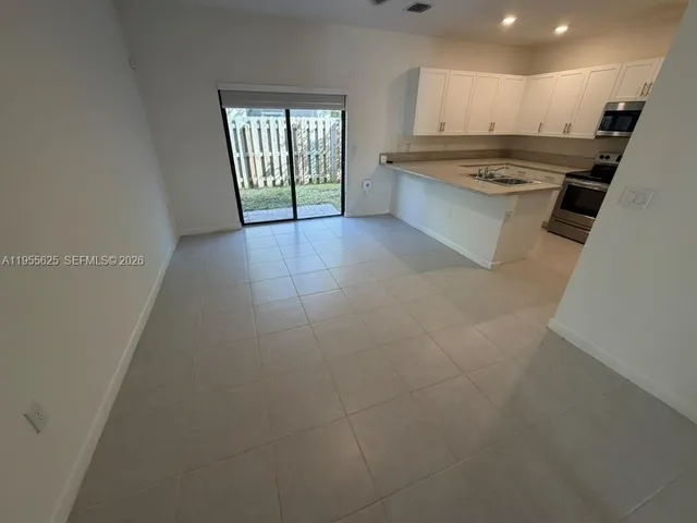 $3,300 | 21001 Northeast 8th Avenue, Miami, FL 33162