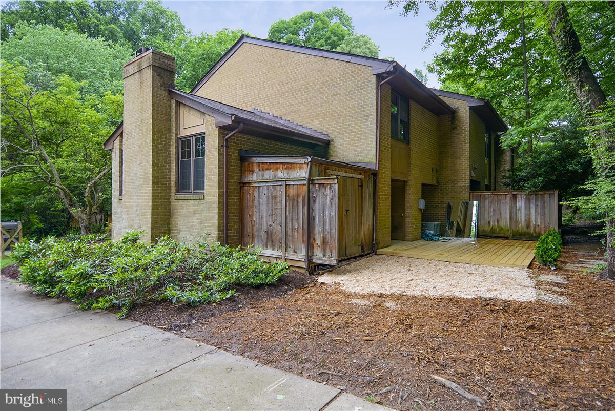 2000 Headlands Circle Reston, VA 20191 - Photo 2 of 23 a backyard of a house with lots of green space