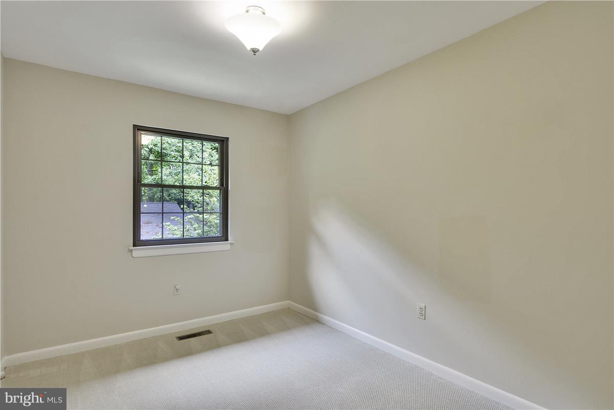 2000 Headlands Circle Reston, VA 20191 - Photo 16 of 23 an empty room with a window