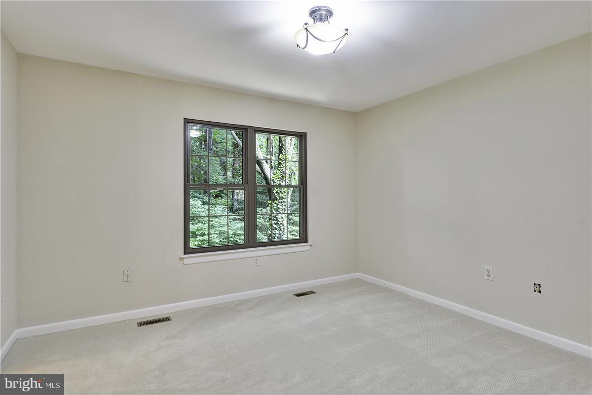 2000 Headlands Circle Reston, VA 20191 - Photo 18 of 23 an empty room with a window