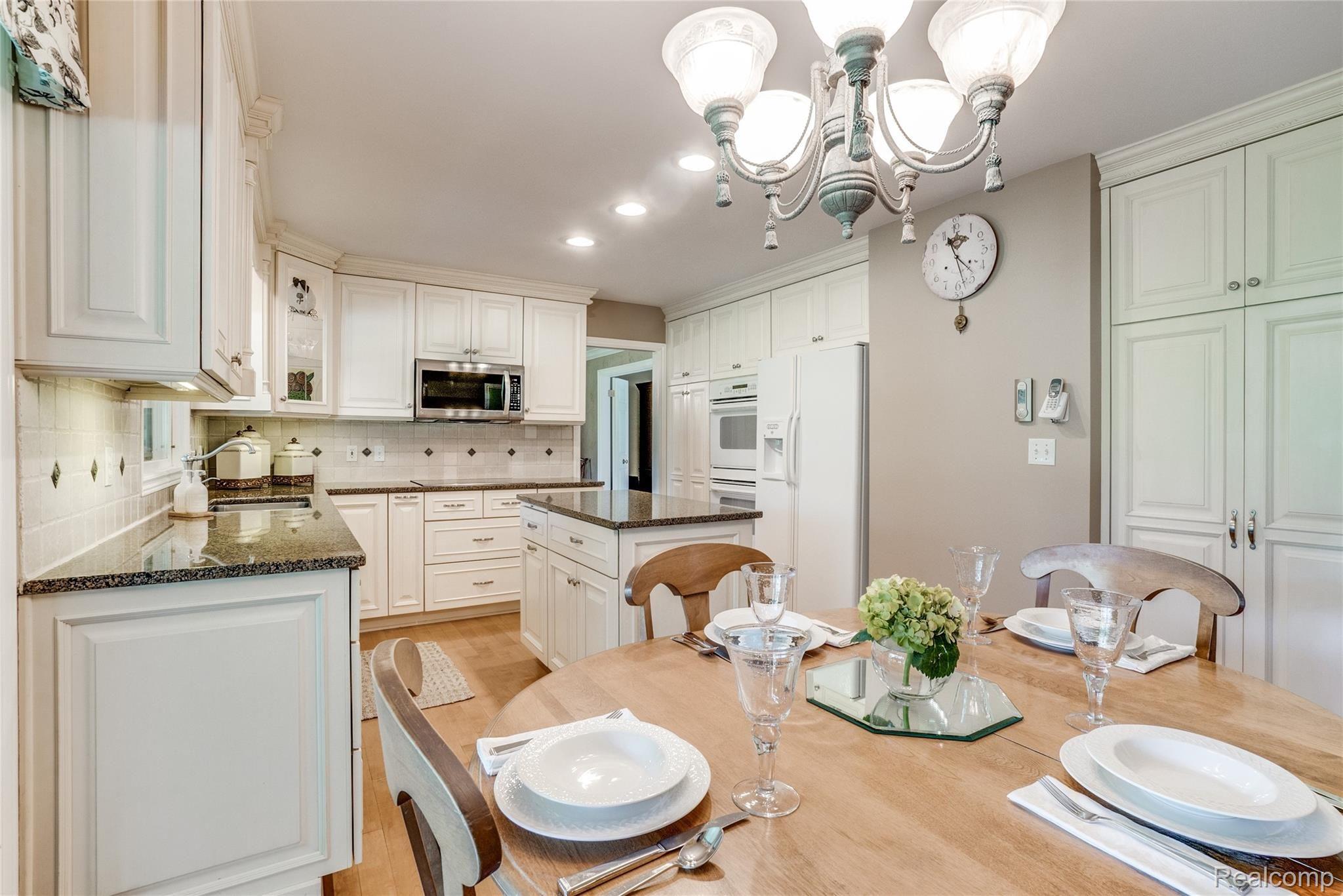 6401 Kings Pointe Road Grand Blanc, MI 48439 - Photo 8 of 27 Interiors (14 of 41).jpg