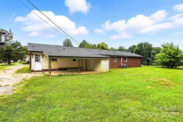 a view of house with backyard