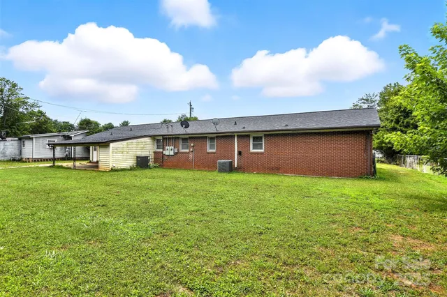 a view of a house with backyard and garden