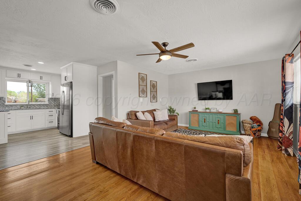 810 Charles Avenue Panhandle, TX 79068 - Photo 10 of 29 living room 1