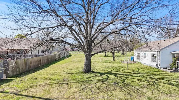 a view of yard with tree