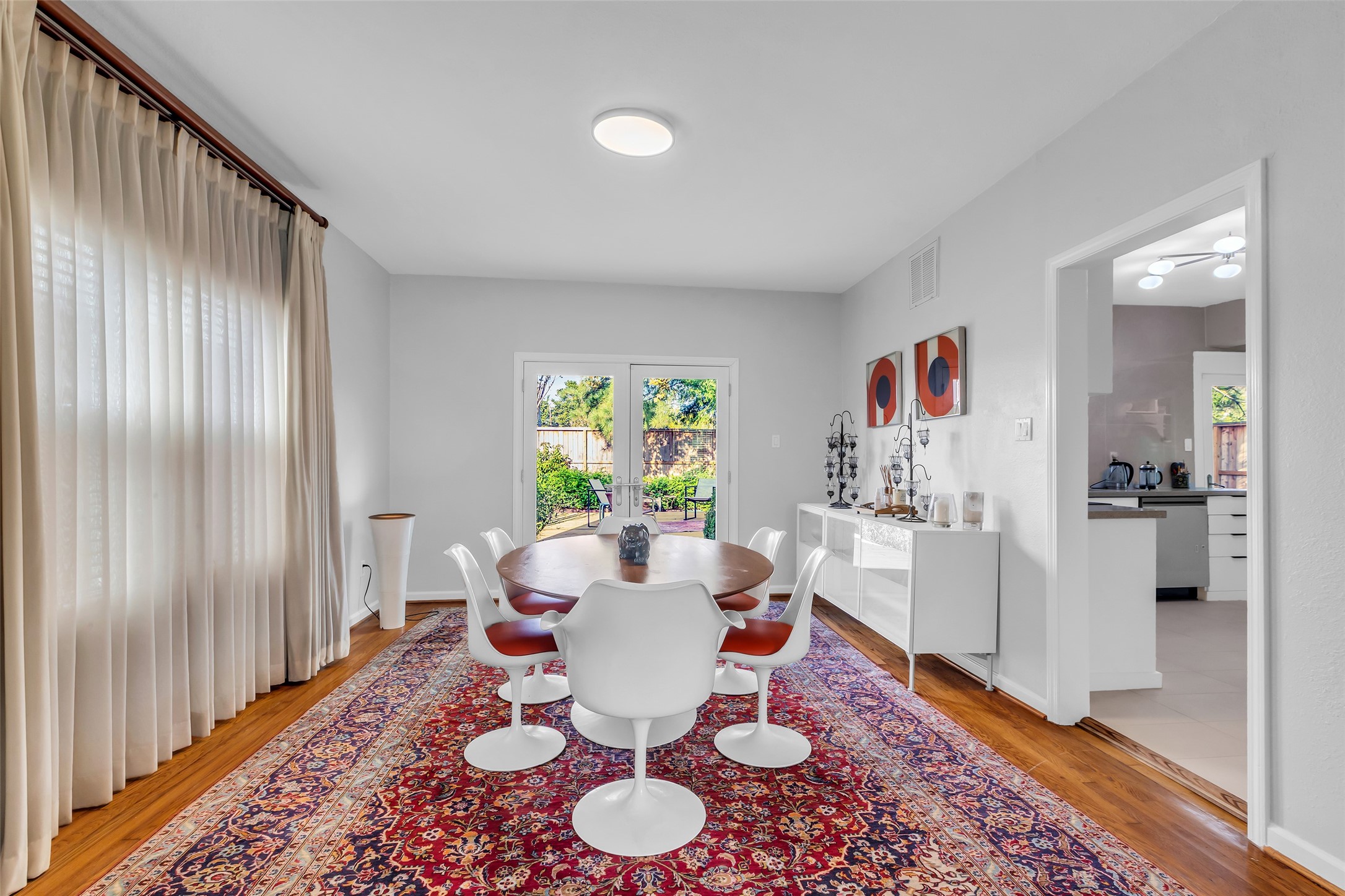 1831 Palm Street Houston, TX 77004 - Photo 11 of 26 The dining room features beautiful oak hardwood flooring that adds warmth and character to the space, creating an inviting setting for meals and entertaining.