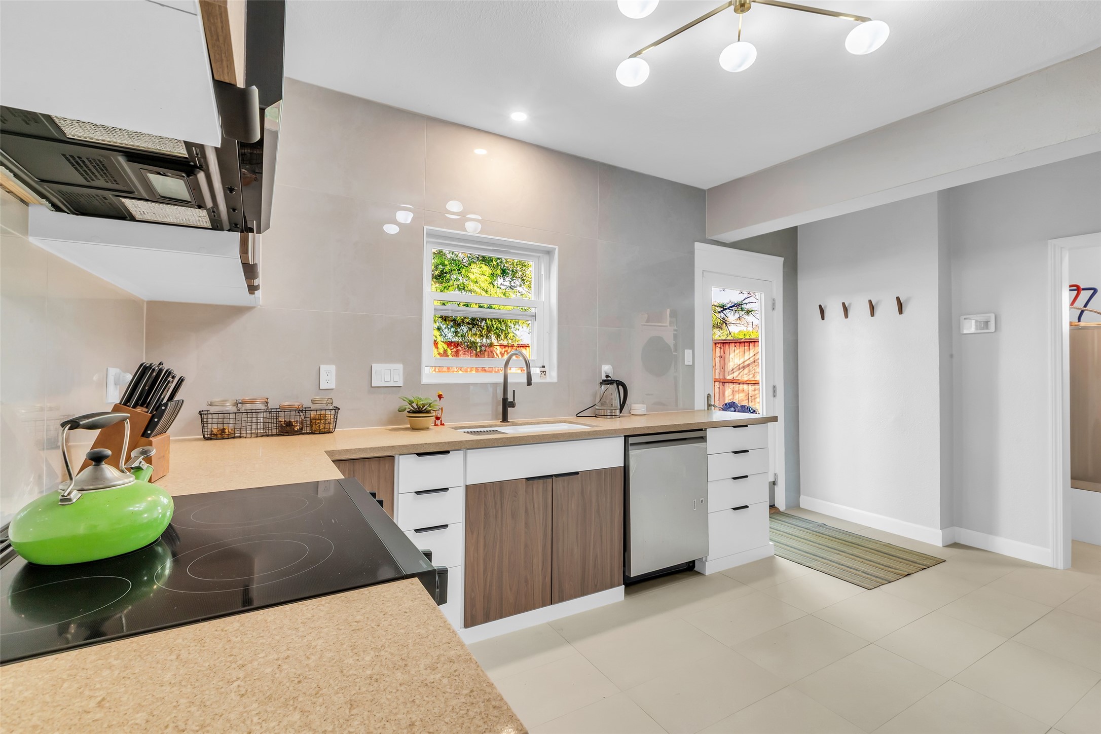 1831 Palm Street Houston, TX 77004 - Photo 16 of 26 The kitchen features quartz countertops, providing a durable and stylish surface for cooking and meal preparation.