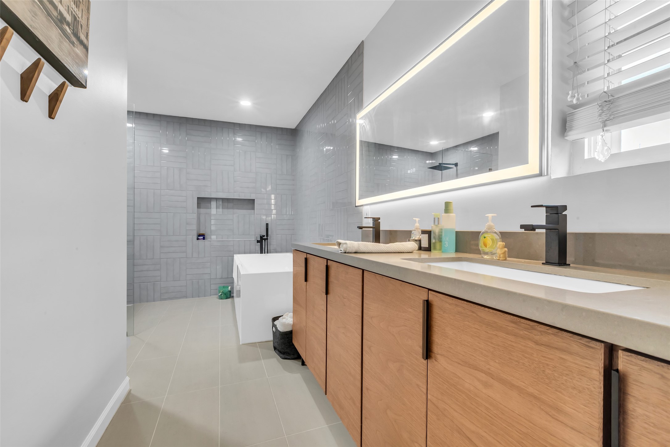 1831 Palm Street Houston, TX 77004 - Photo 19 of 26 The main bathroom features double sinks, a separate shower, and a soaking tub, providing both convenience and comfort in a well-designed space.