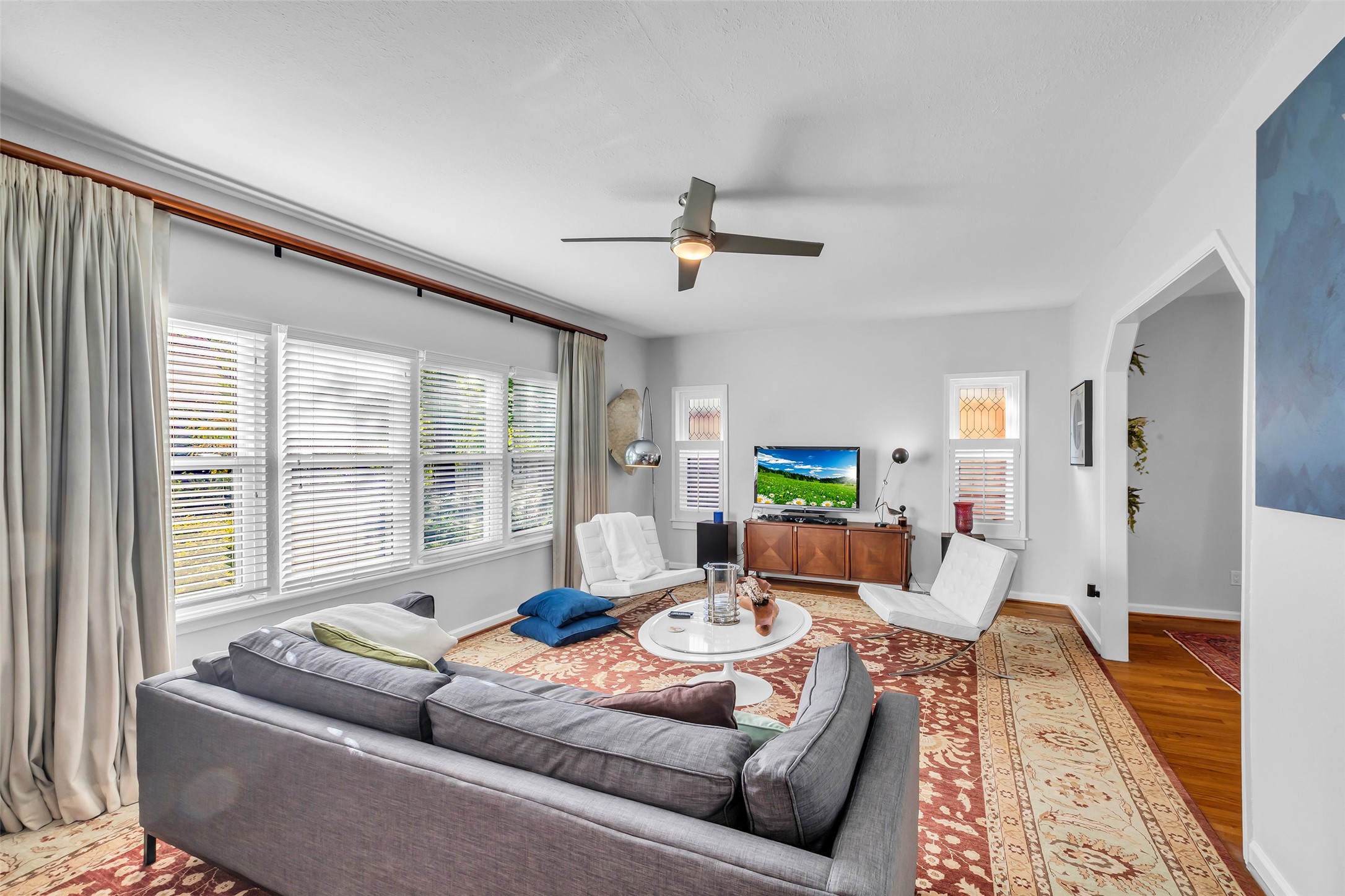 1831 Palm Street Houston, TX 77004 - Photo 7 of 26 Natural light fills the area, highlighting the clean design and comfortable atmosphere—an inviting space for everyday living or entertaining guests.