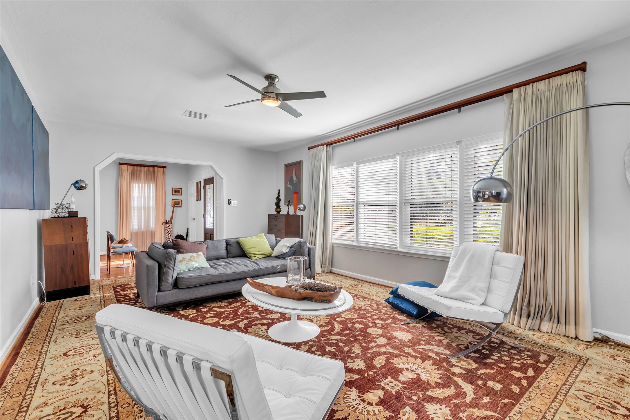 1831 Palm Street Houston, TX 77004 - Photo 9 of 26 The open layout creates a welcoming setting for relaxation or gatherings with family and friends.