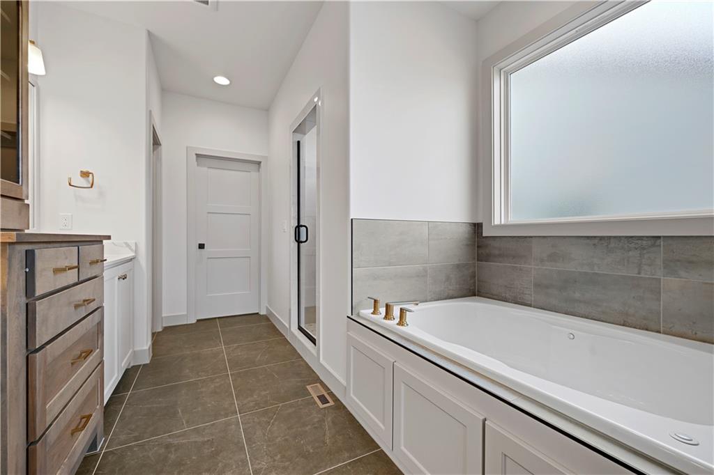 8175 Roundtree Street Lenexa, KS 66220 - Photo 16 of 31