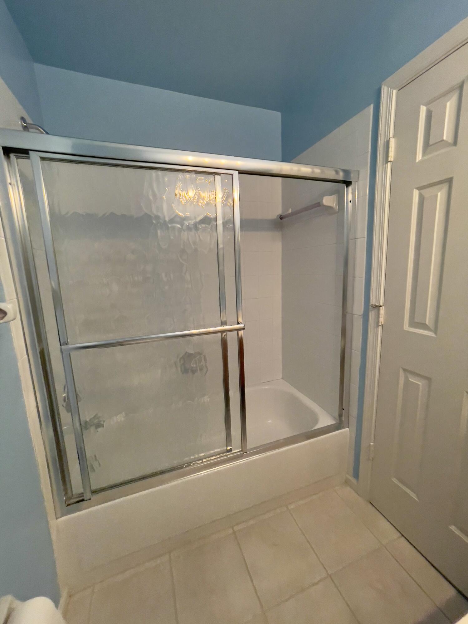 1002 Keystone Drive, Unit B Jupiter, FL 33458 - Photo 23 of 28 Guest bathroom