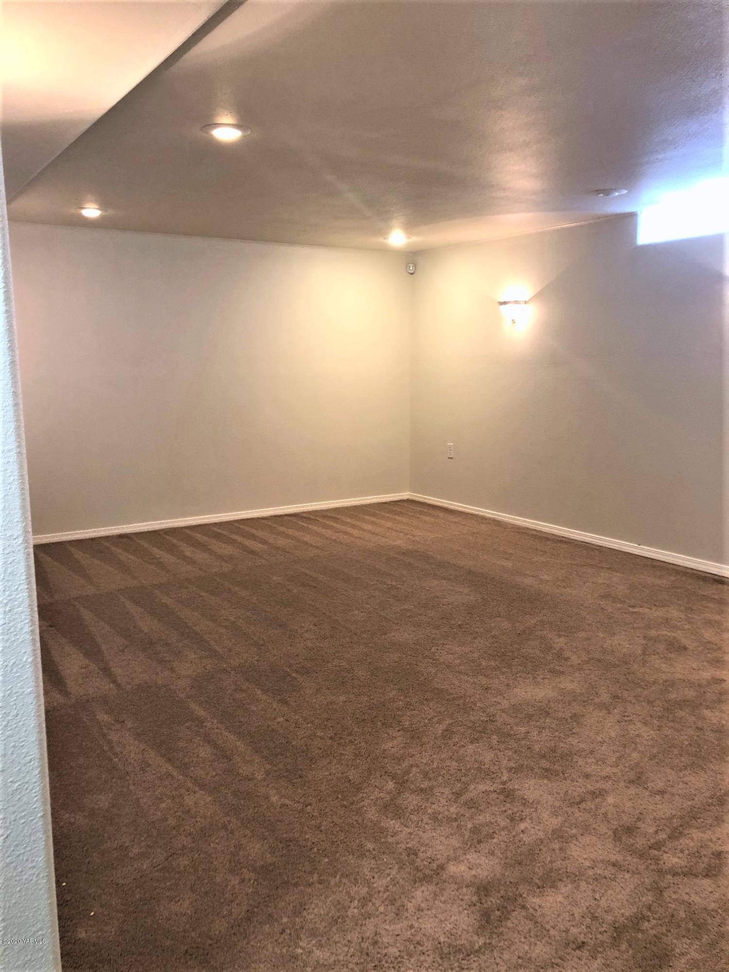 705 West Concord Avenue Grandview, WA 98930 - Photo 16 of 20 an empty room with an empty space and a window