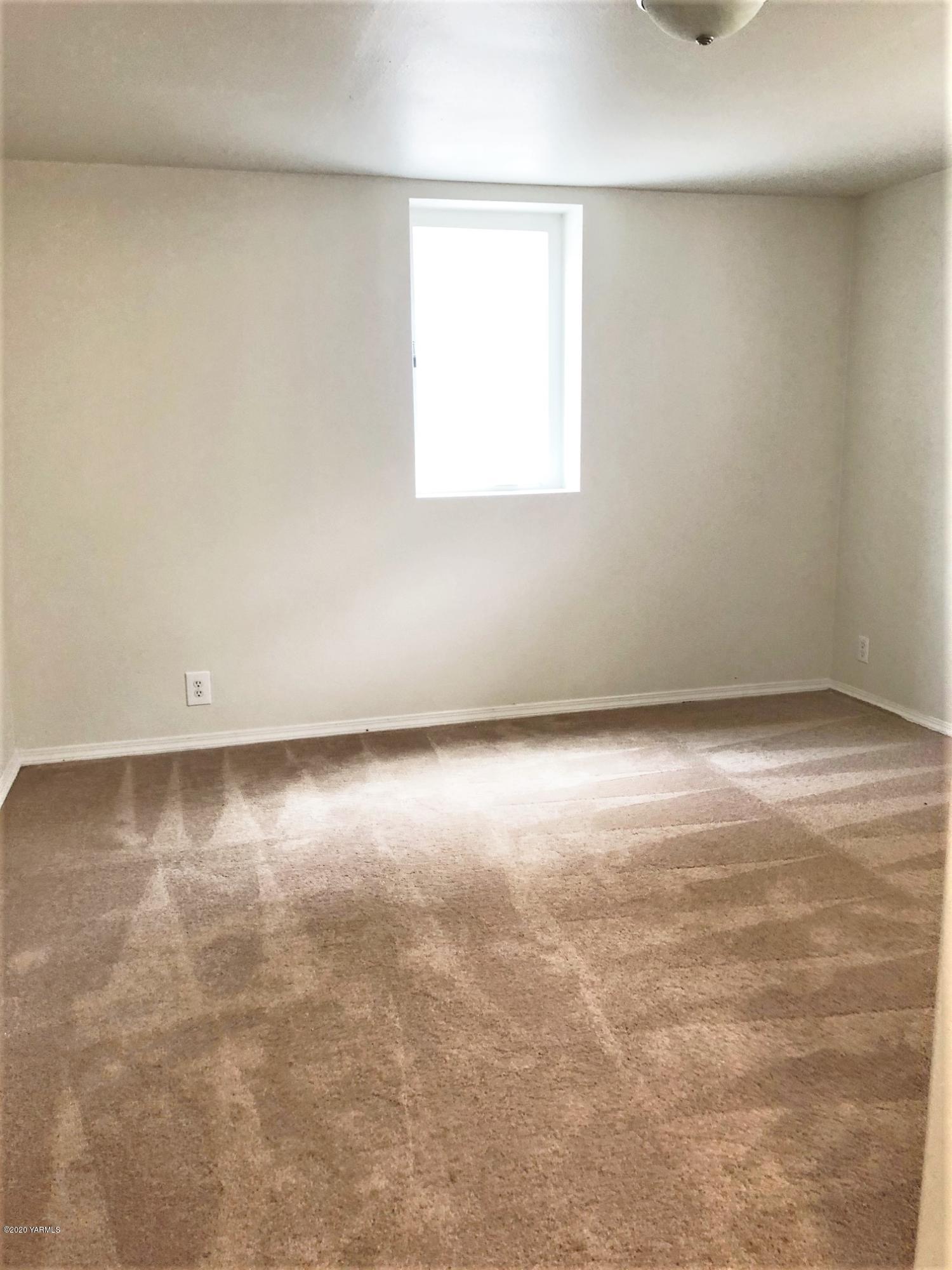 705 West Concord Avenue Grandview, WA 98930 - Photo 18 of 20 an empty room with a window