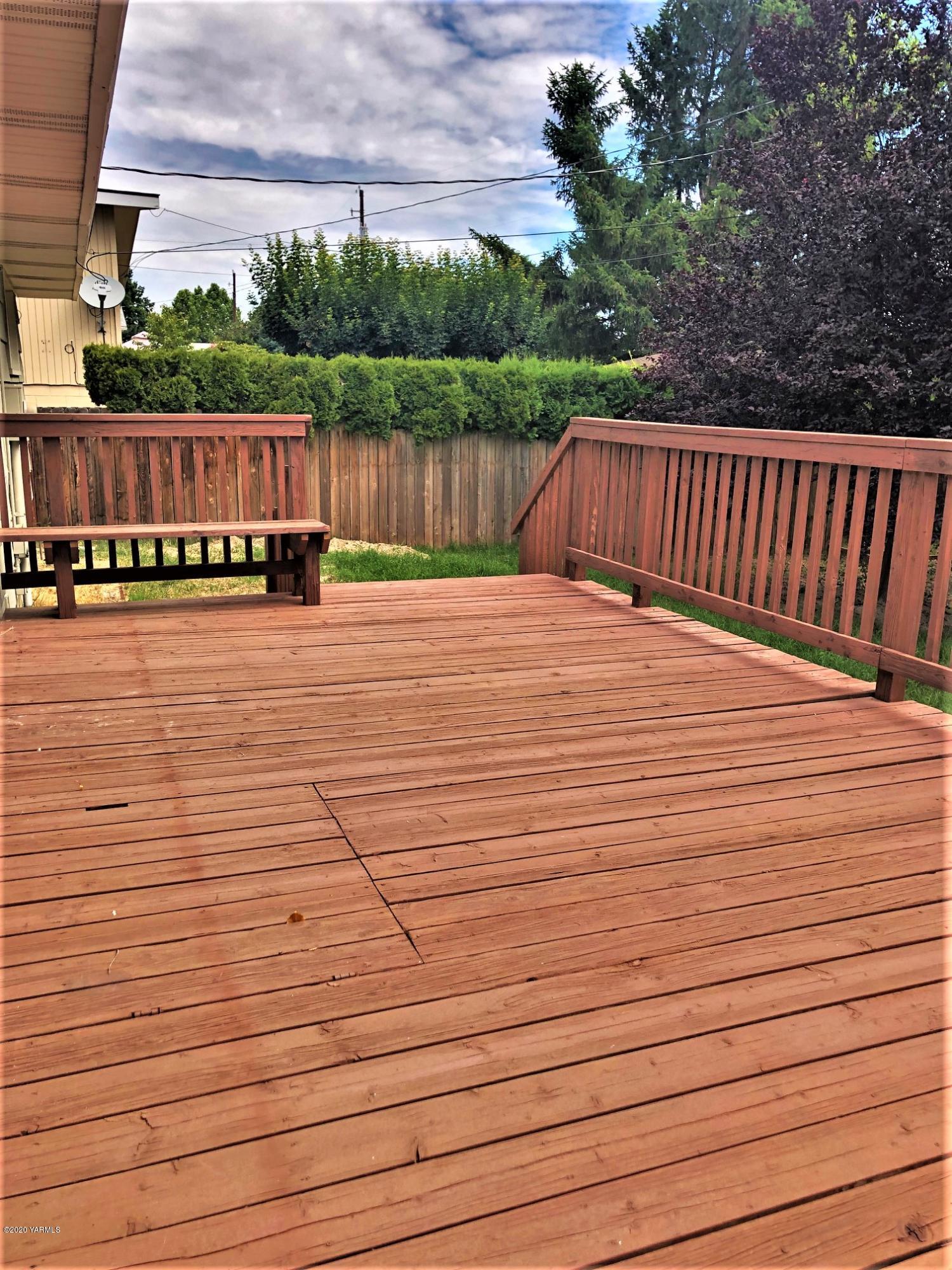 705 West Concord Avenue Grandview, WA 98930 - Photo 19 of 20 a view of wooden deck