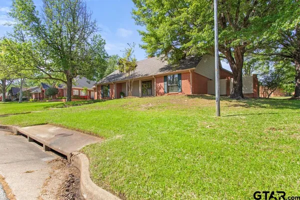 $425,000 | 5701 Regents Row, Tyler, TX 75703
