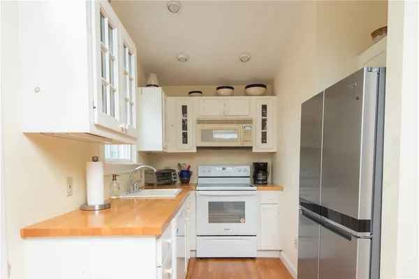 $3,000 | 2 Red Cross Terrace, Newport, RI 02840