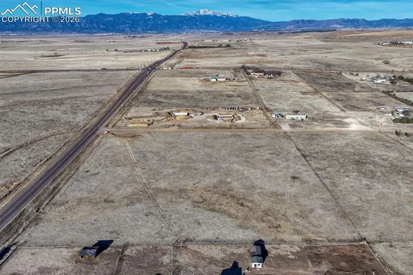 a view of a dry yard