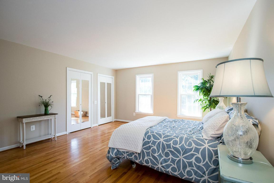 10802 Hunt Club Road Reston, VA 20190 - Photo 20 of 30 a bedroom with a bed and a lamp