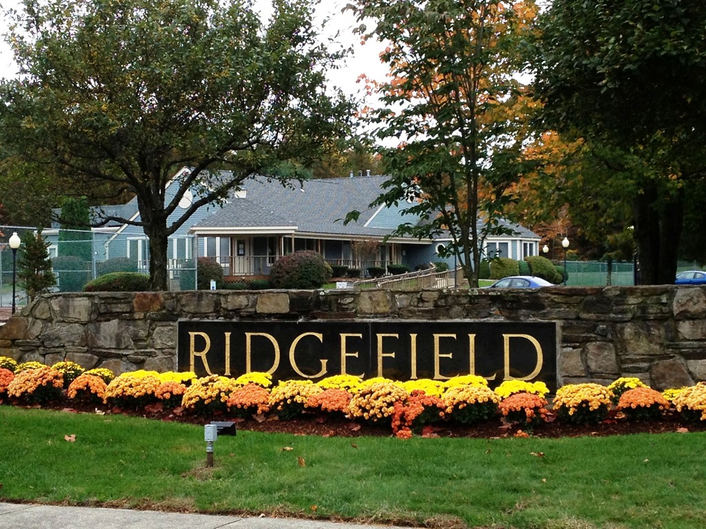 914 Ridgefield Circle, Unit B Clinton, MA 01510 - Photo 25 of 30 a front view of house with garden