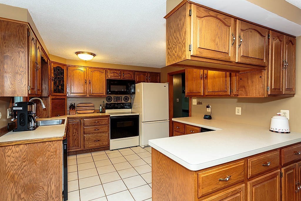 99 Richardson Road Chelmsford, MA 01863 - Photo 3 of 38 Gallery Image 3