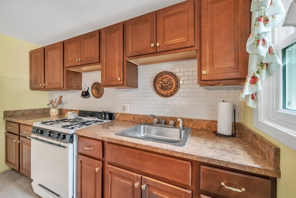 118 Manor Court, Unit 118 Springfield, MA 01118 - Photo 12 of 22 Gallery Image 12