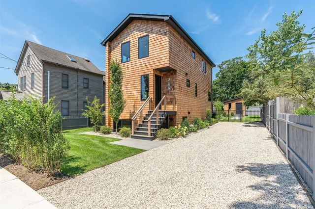 $1,195,000 | 216 North Street, Greenport, NY 11944