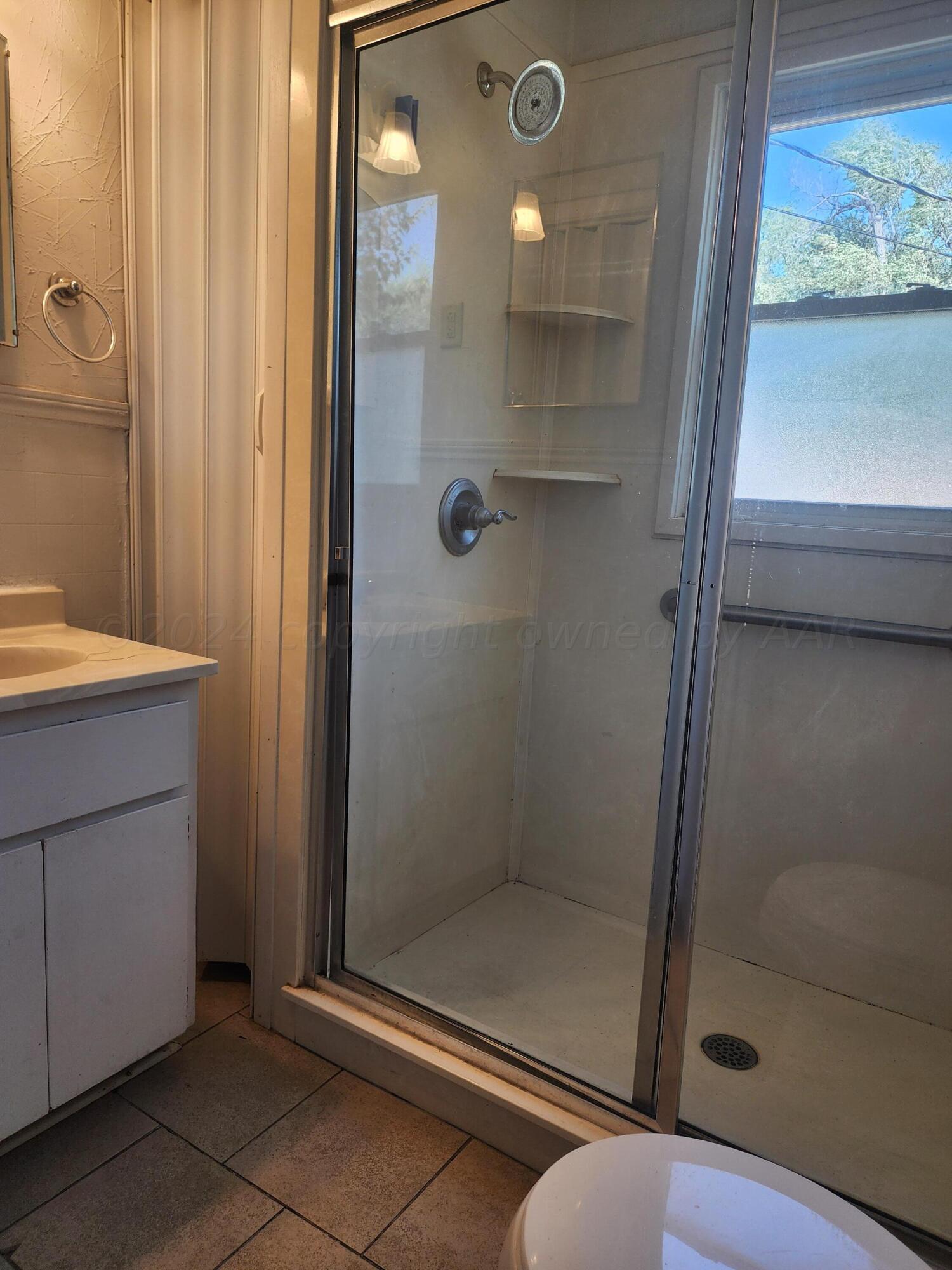 911 South Rusk Street Amarillo, TX 79102 - Photo 10 of 16 a bathroom with a shower